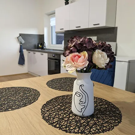 U Lazara 아파트 쿤타호라