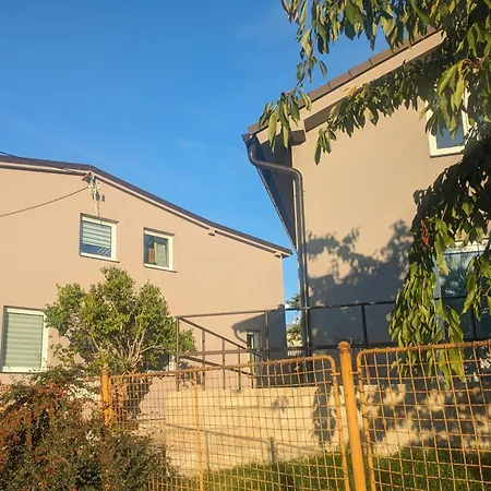 U Lazara * 쿤타호라