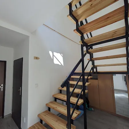 U Lazara 아파트 쿤타호라